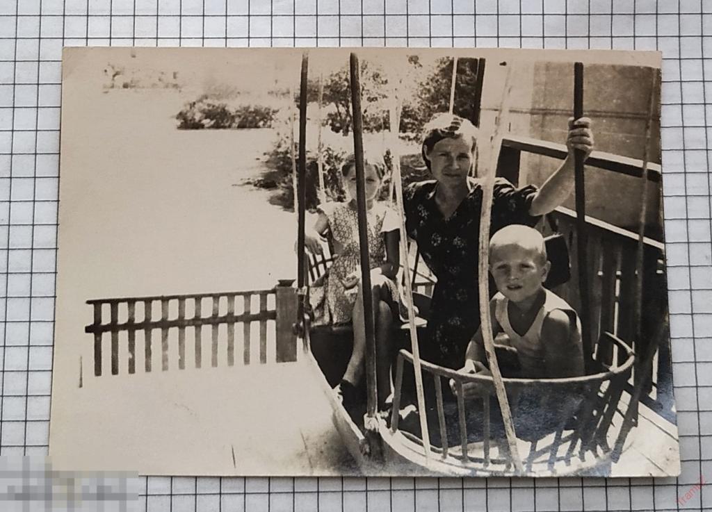 Фотография мать с детьми на качелях #56 