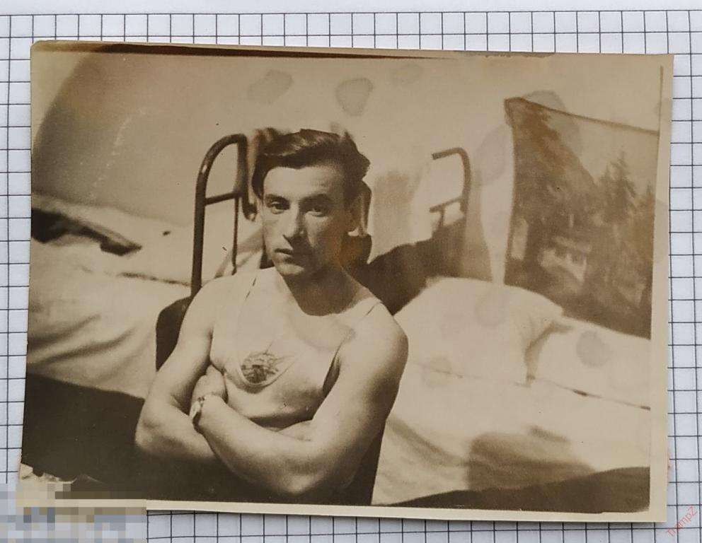 Фотография мужчина в майке, подушки, кровать #61* 