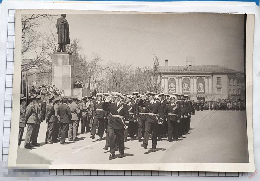 Фотография Керчь парад моряки офицеры. памятник Ленин, портрет Маркс Энгельс #64 