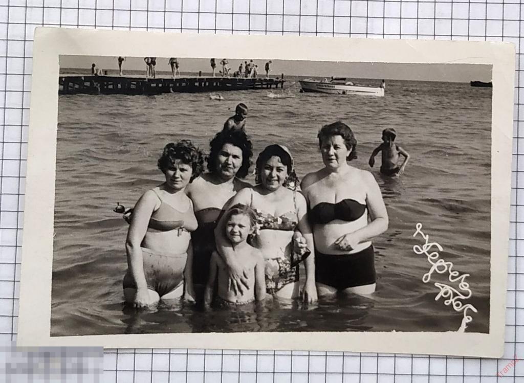 Фотография женщины в купальниках на море. Керчь #63 