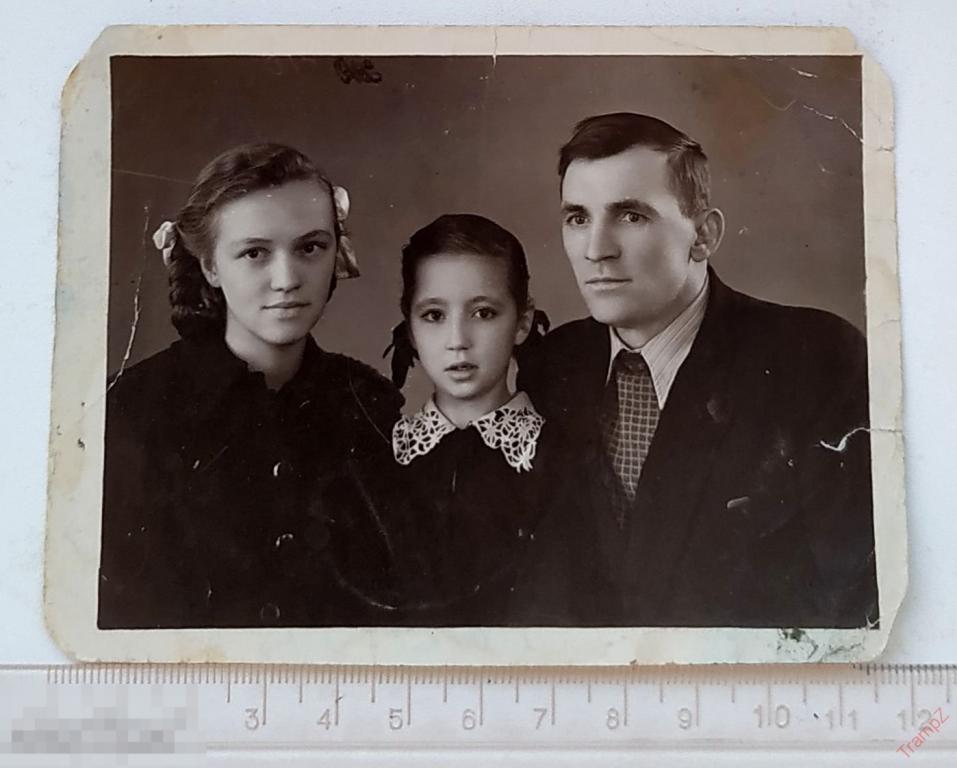 Фотография отец с дочками, девочка школьница, девушка с косами, мужчина в костюме #78* 