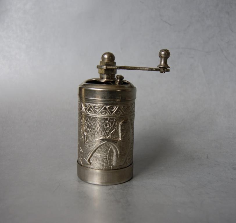 Перцемолка Ручная винтажная старинная механическая