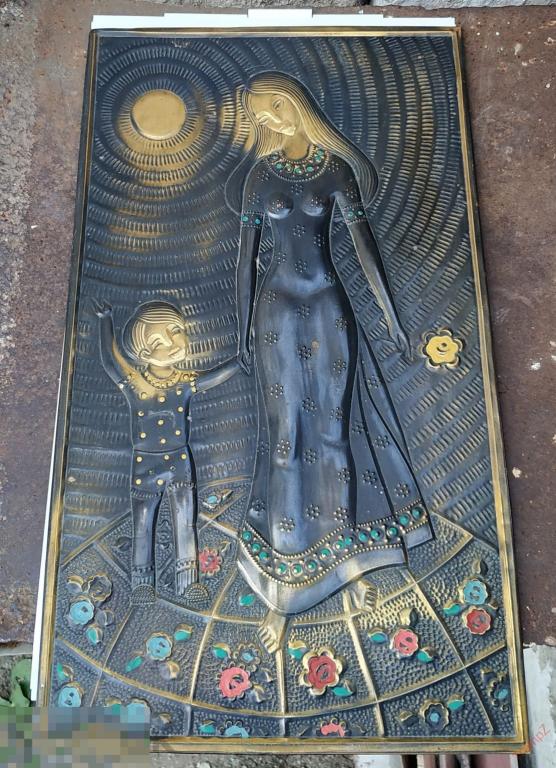 Чеканка Мать с сыном. девушка с ребенком. медь. СССР 