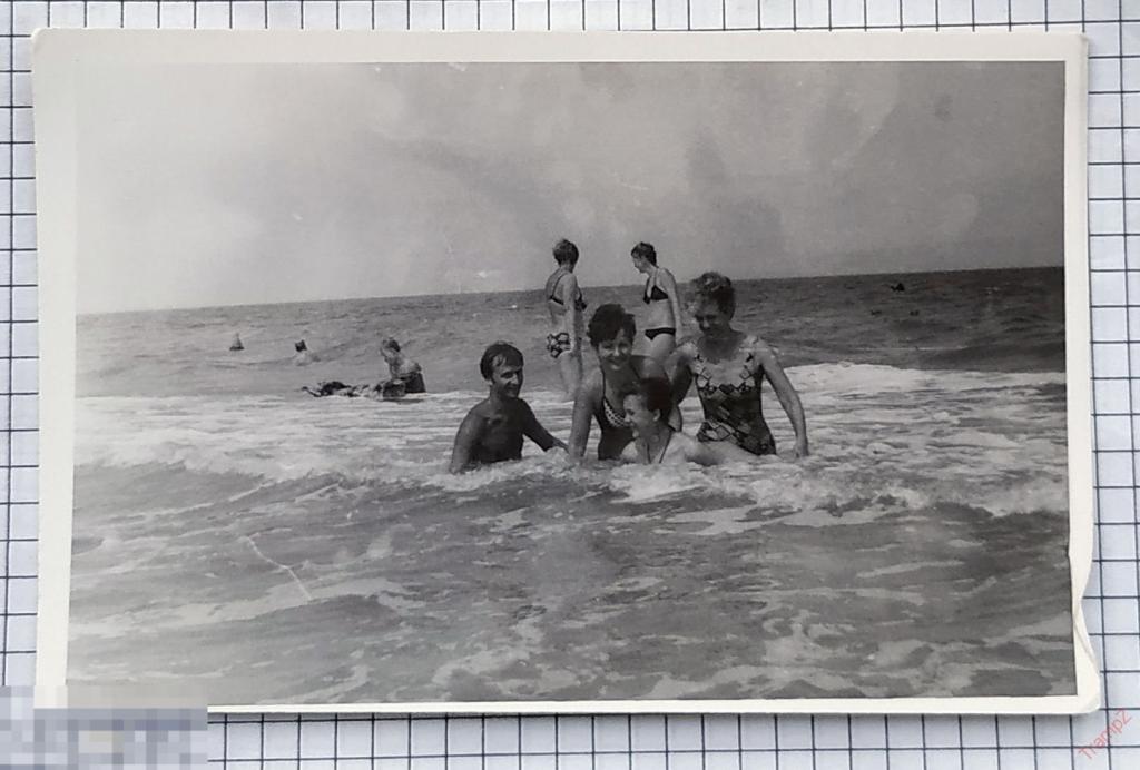 Фотография девушки женщины в купальниках на море #67 