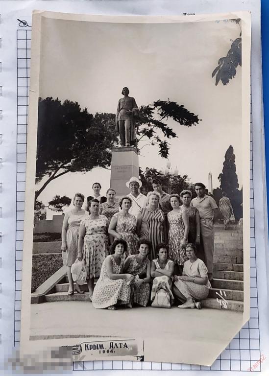Фотография советские люди. памятник Горькому. Крым Ялта, девушки женщины в платьях #67 