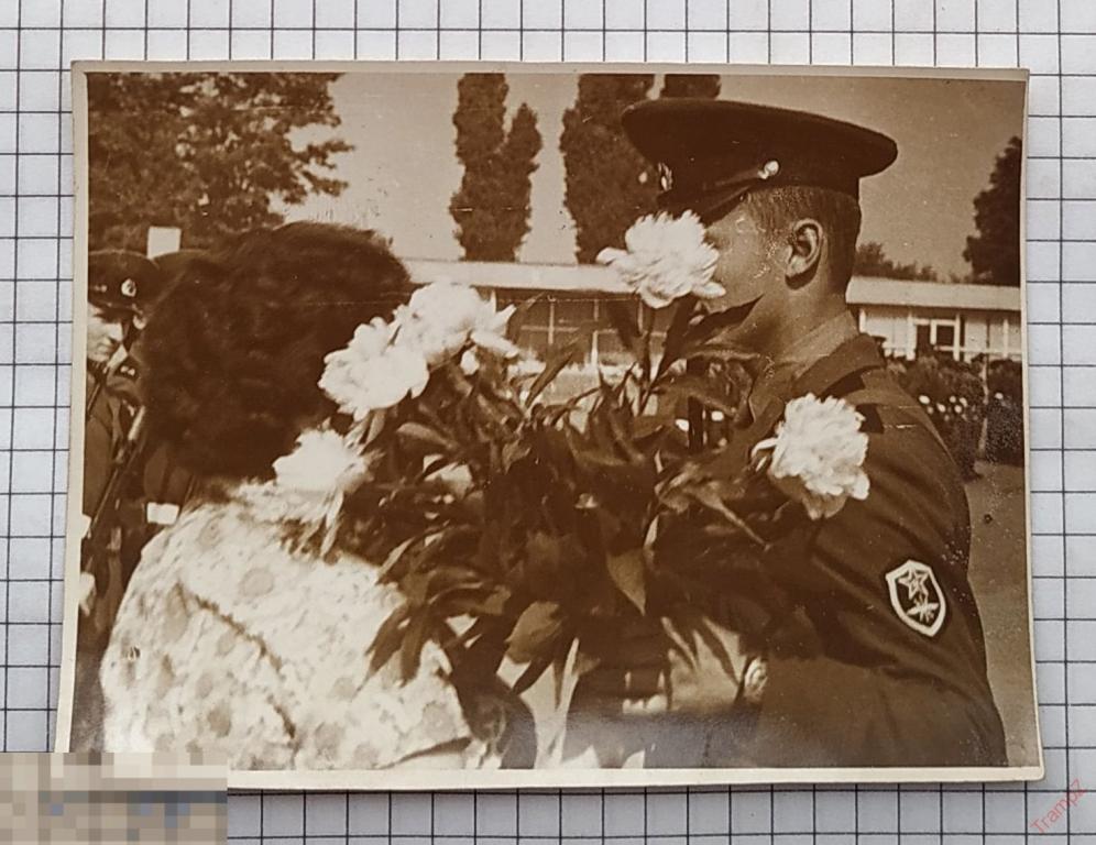 Фотография военнослужащий солдат армия нашивка шеврон эмблема войска связи. цветы букет #73 