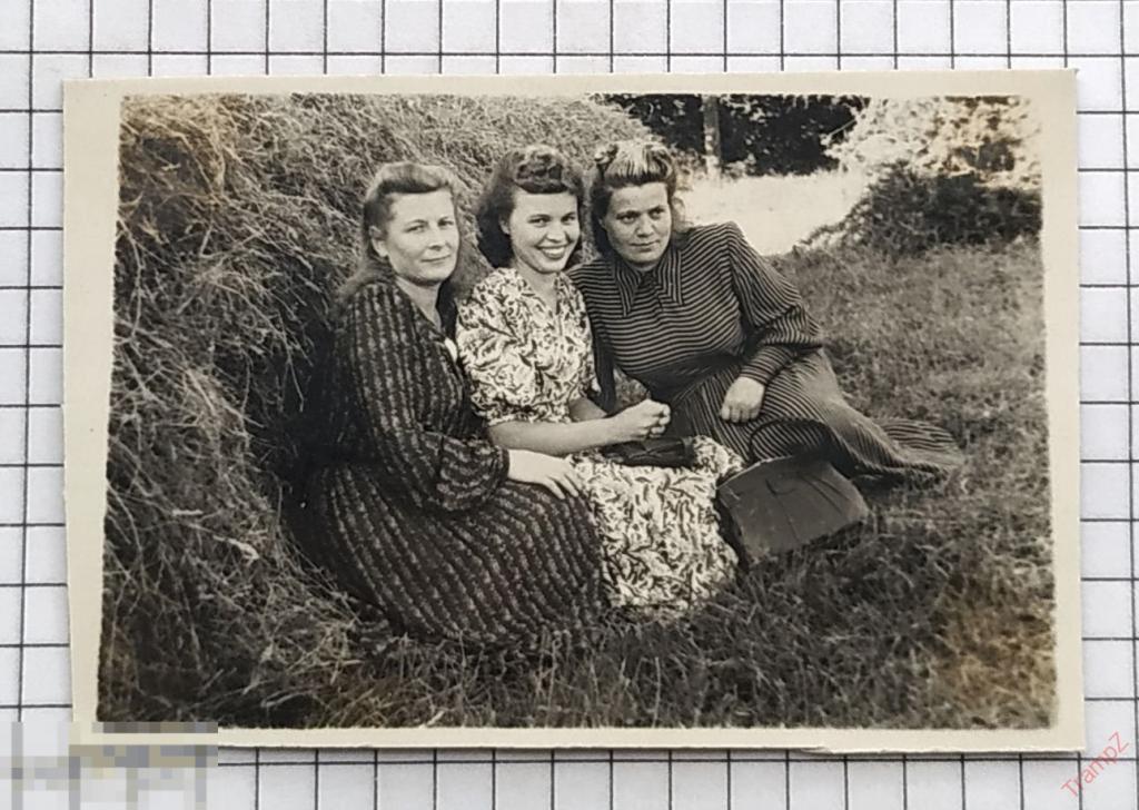 Фотография женщины девушки в платьях у сеновала, мода одежда прическа сумочка #73 