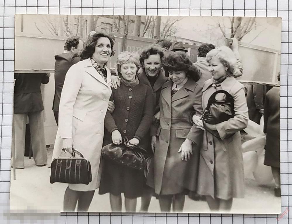 Фотография девушки женщины одежда мода прическа сумочка #73* 