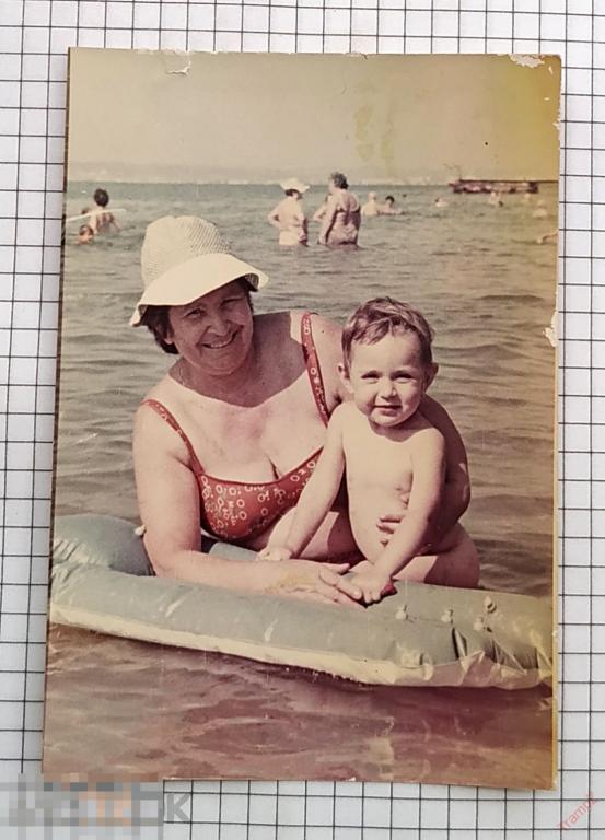 Фотография цветная женщина в купальнике с ребенком на море #76 