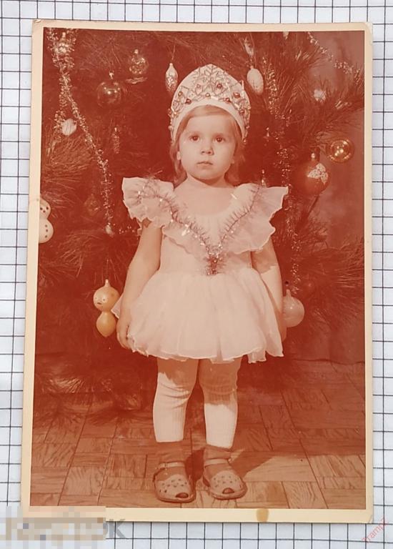 Фотография цветная Новый год елка, девочка, новогодний костюм Снежная королева #65 