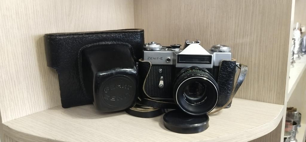 Фотоаппарат " Зенит - Е ". Обьектив Гелиос 44-2.