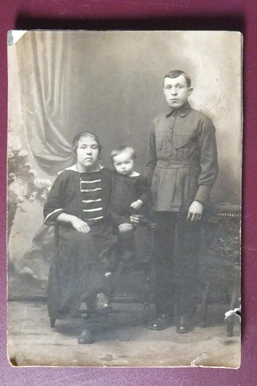 Старинная фотокарточка. 1920-е Молодая семья, ребенок. Кабинет Портрет