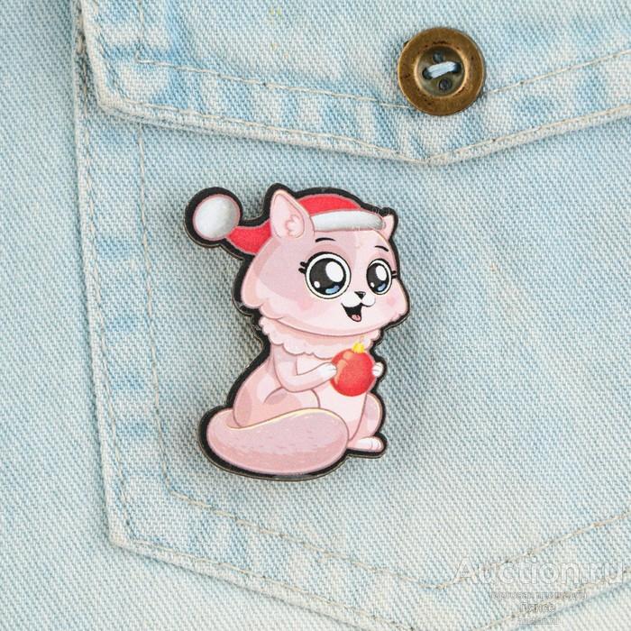 Значок новогодний «Праздничный кусь», 3,4 х 4,3 см. Новый.