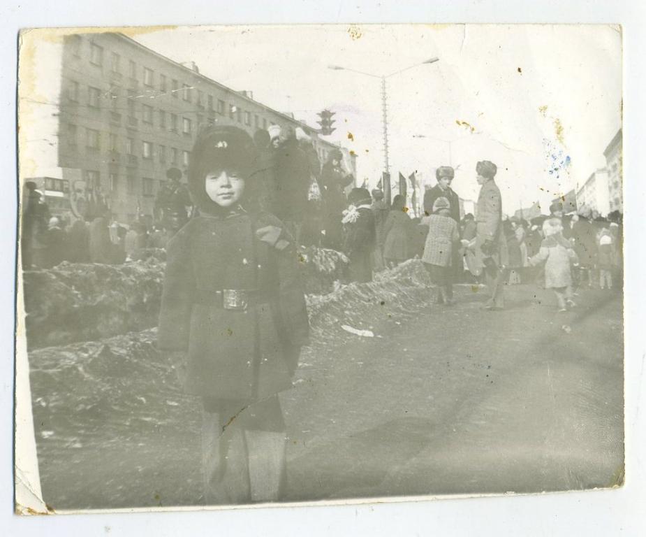 Ребёнок с кокардой ВС СССР и ремнём - Норильск - фото СССР