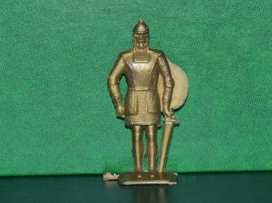 Солдатики СССР Ледовое побоище богатырь пеший латник,в золотом цвете.