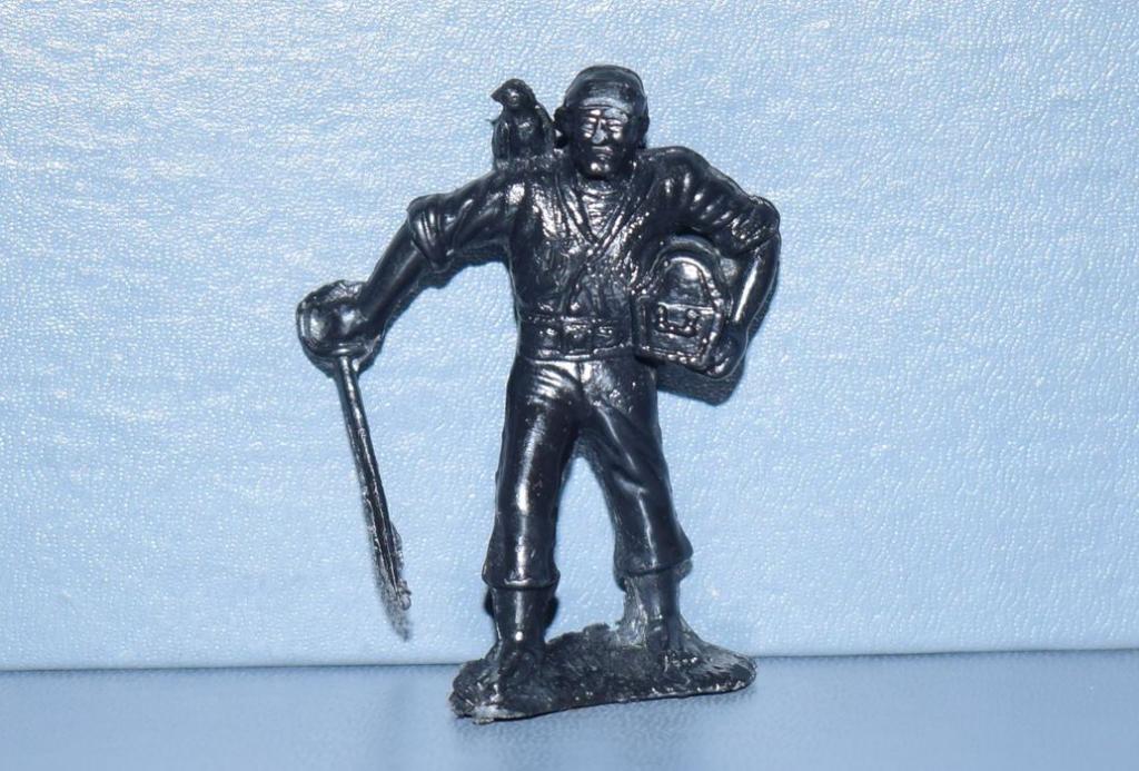 Солдатики СССР,Пират с сундуком и шпагой,кооперативный из 90-х,№1.