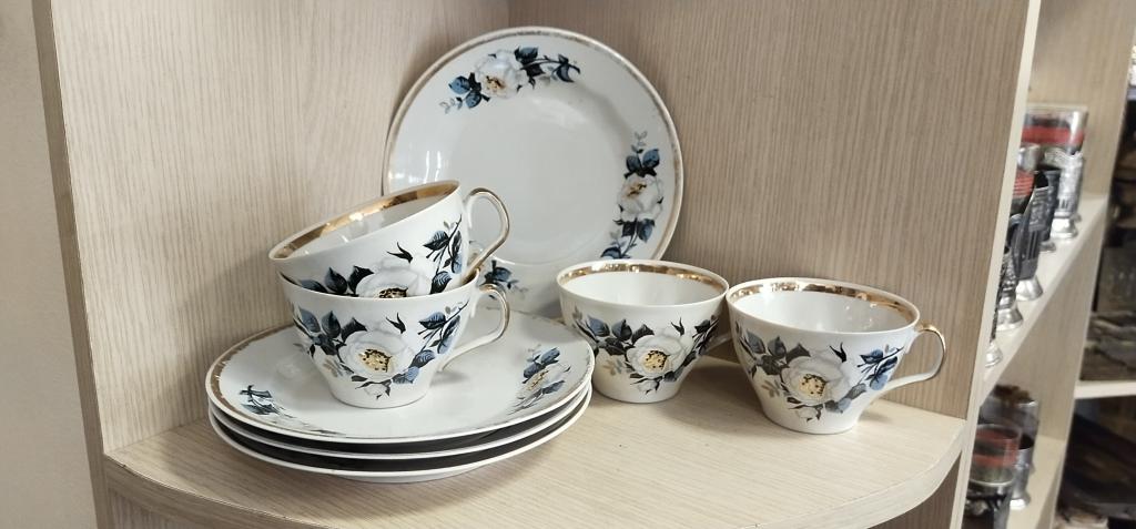 Чайные чашки " Белая роза ", плюс 4 тарелки . СССР. Фарфор. Прибалтика.