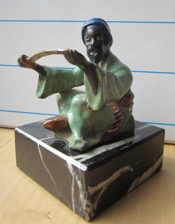 венская бронза.венка.Араб -продавец оружия(сабли).ориентализм.