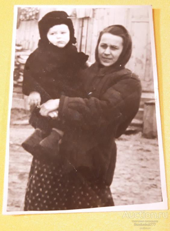 Советская Девушка держит ребёнка на руках. Дети на фото 1960-е годы. 9 х 12 см.