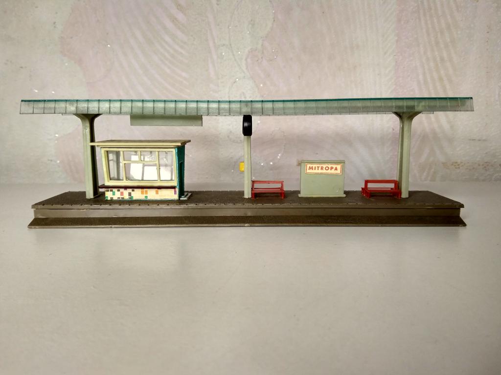 16мм.(HO) Vero Перрон красные лавки