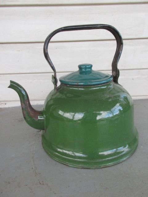 ЧАЙНИК ЭМАЛИРОВАННЫЙ.  СТАРЕНЬКИЙ