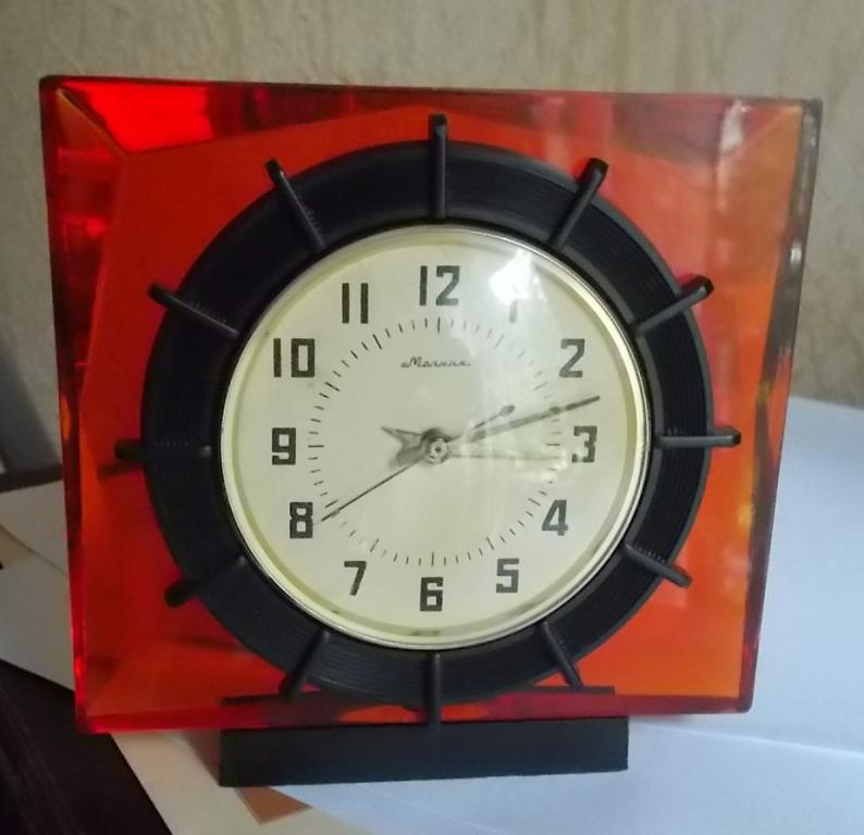 Часы настольные Молния недельный завод на ходу красота