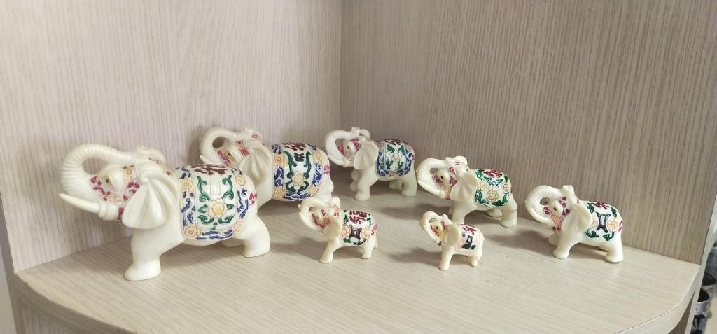Фигуры " Слоны ". 7 штук. Китай. 50-е годы. Тяжёлый пластик.