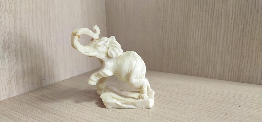 Фигура " Слон ". . Китай. 50-е годы. Тяжёлый пластик.