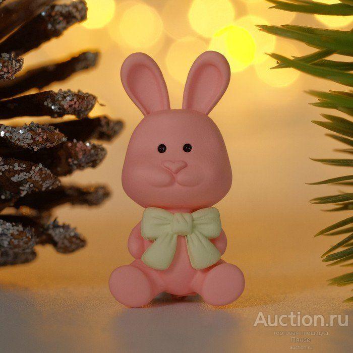 Брошь новогодняя "Заяц" с бантом, цвет розово-белый. Новая.