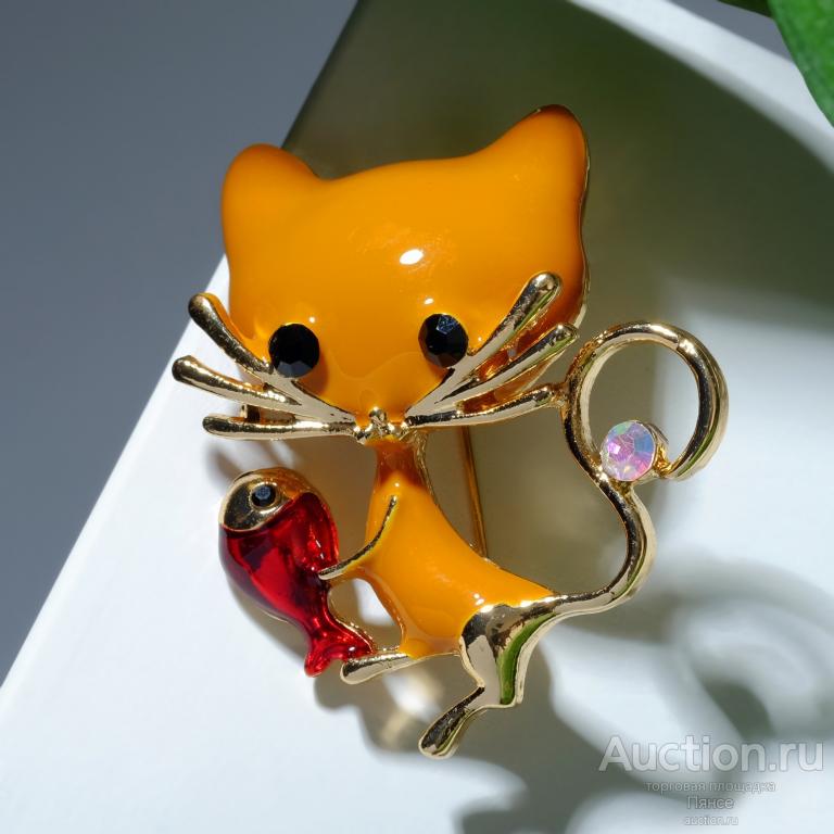 Брошь "Кошка" с рыбой, цвет оранжево-красный. Новая.
