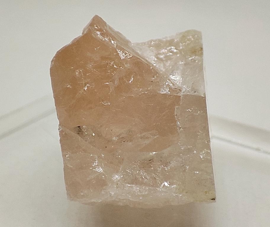 Морганит (воробьевит), фрагмент полупрозрачного кристалла с одной гранью