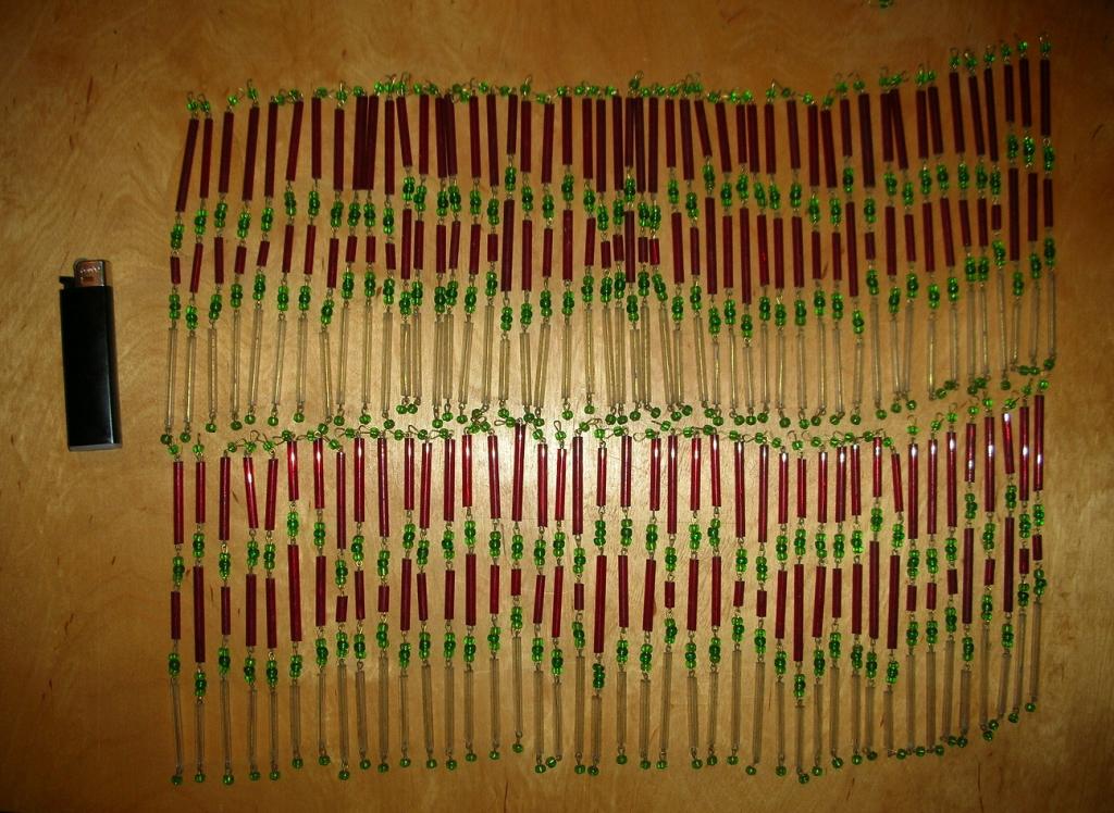 Стеклярус старый.Комплект подвесов на люстру . 106 шт.