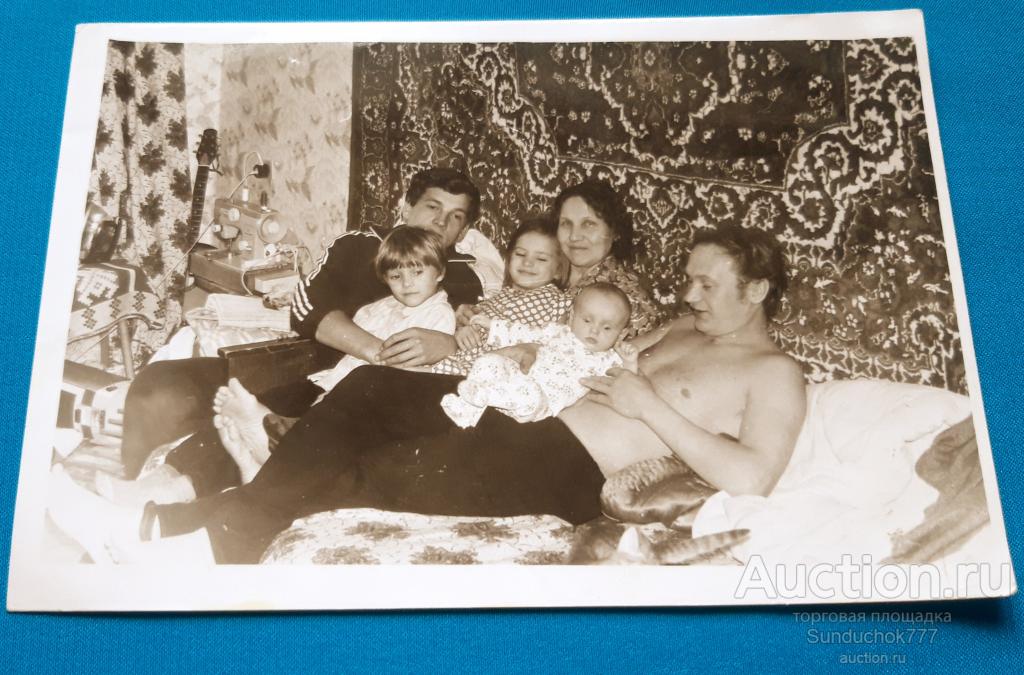 Советское Домашнее семейное фото. Взрослые и Дети лежат на диване. Бытовое фото 10 х 15 см.