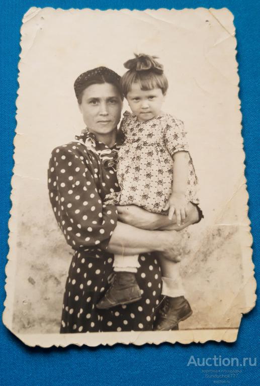 Советская Девушка держит Девочку на руках. В платьях. Дети на фото. 7,5 х 11,5 см.