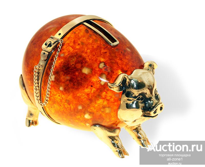 Сувенир из янтаря СВИНЬЯ-КОПИЛКА 048.Br-501