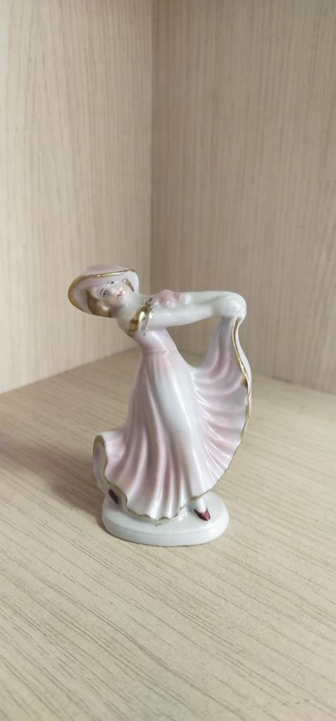 Фигурка " Дама в розовом ". Фарфор. Германия.