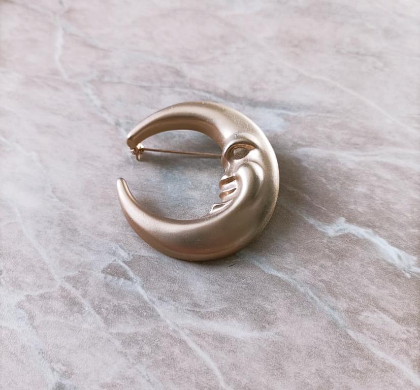 Оригинальная брошь "Месяц"