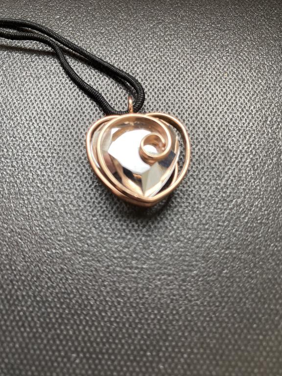 Кулон под сердечко на шнурке. Россия.
