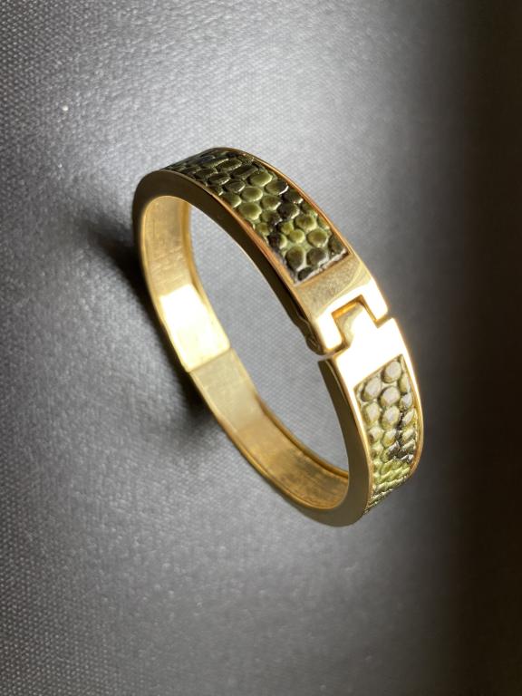 Браслет металл, позолоченный, с зеленоватой кожазаменительной  вставкой, замок на магните. Россия.