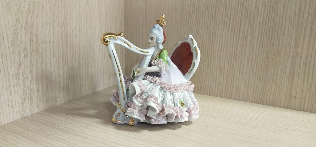 Фигурка . " Дама с арфой ". Германия. Кружевной Фарфор.