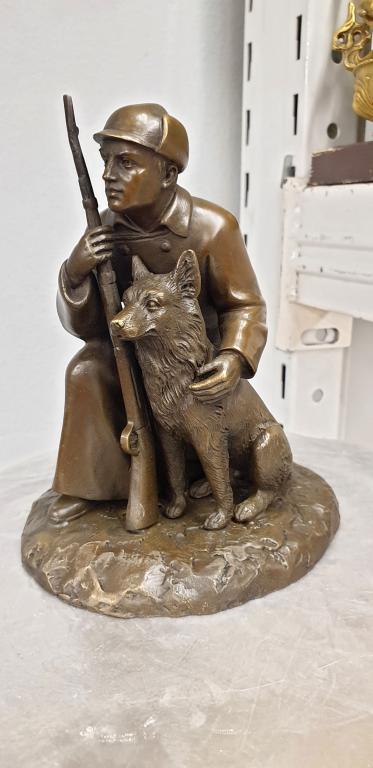 Пограничник с собакой (бол). Солдат.  Воин.  Статуэтка. Бронза. Метро Москва.