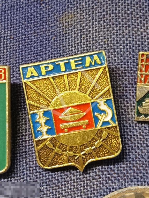 - Знак значок герб город Артем Приморский край из серии 