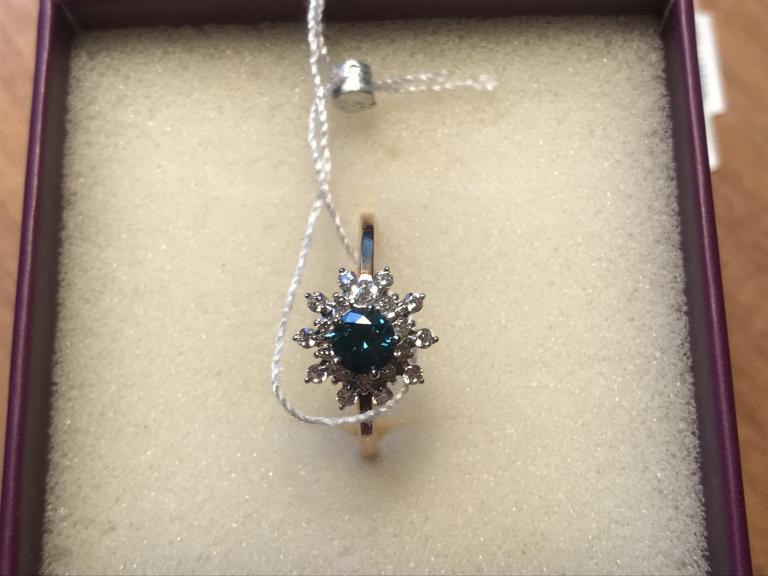 Золотое кольцо с бриллиантом. Новое.