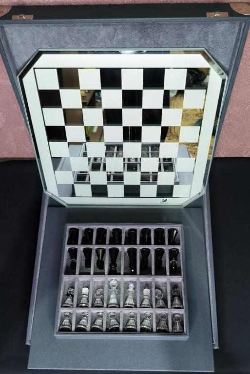 ШАХМАТЫ SWAROVSKI - SILVER CRYSTAL (СВАРОВСКИ). Набор шахмат Swarovski с шахматной доской