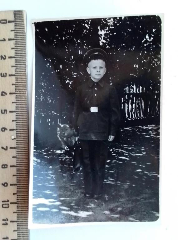 Мальчик школьная форма СССР фуражка и ремень фотография 1958 год 7х11 см
