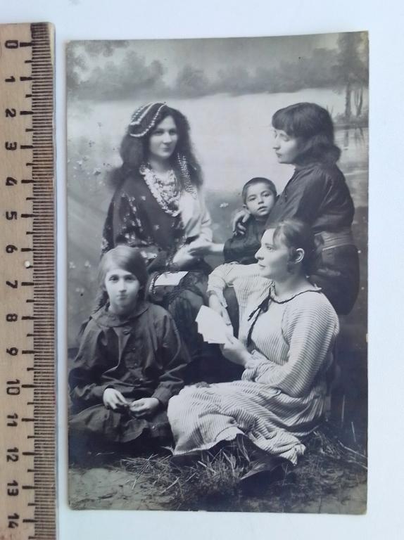 Групповая постановочная художественная фотография до 1917 года 88х138 мм