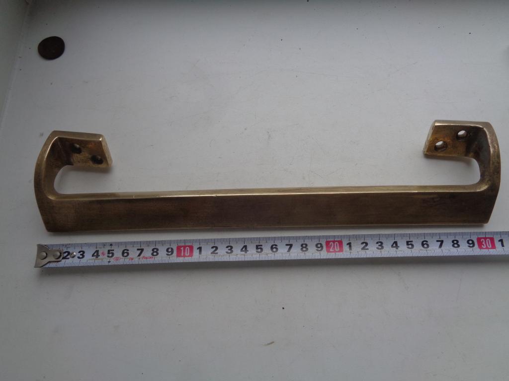 ручка массивная,латунь,30,5 см.,вес 810 гр.