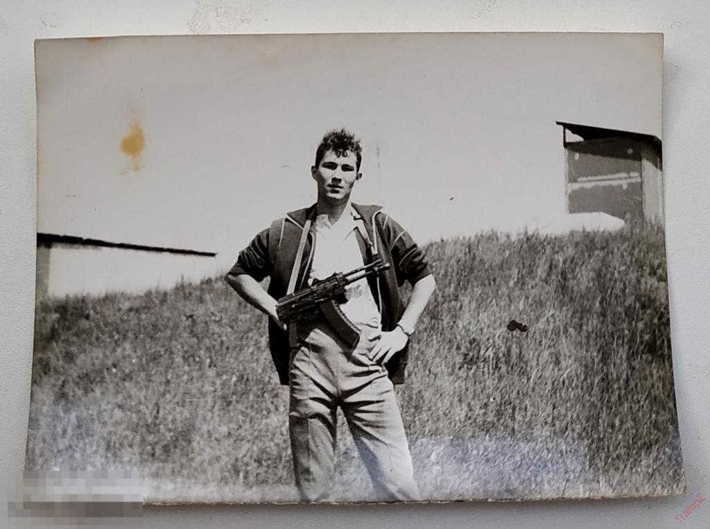 Фотография парень с автоматом #88 