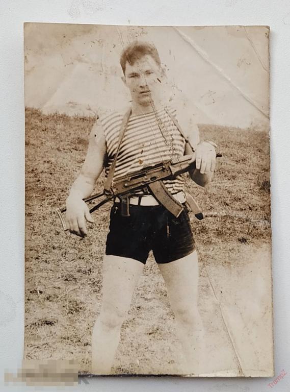 Фотография парень в шортах, тельняшке, автомат #88 