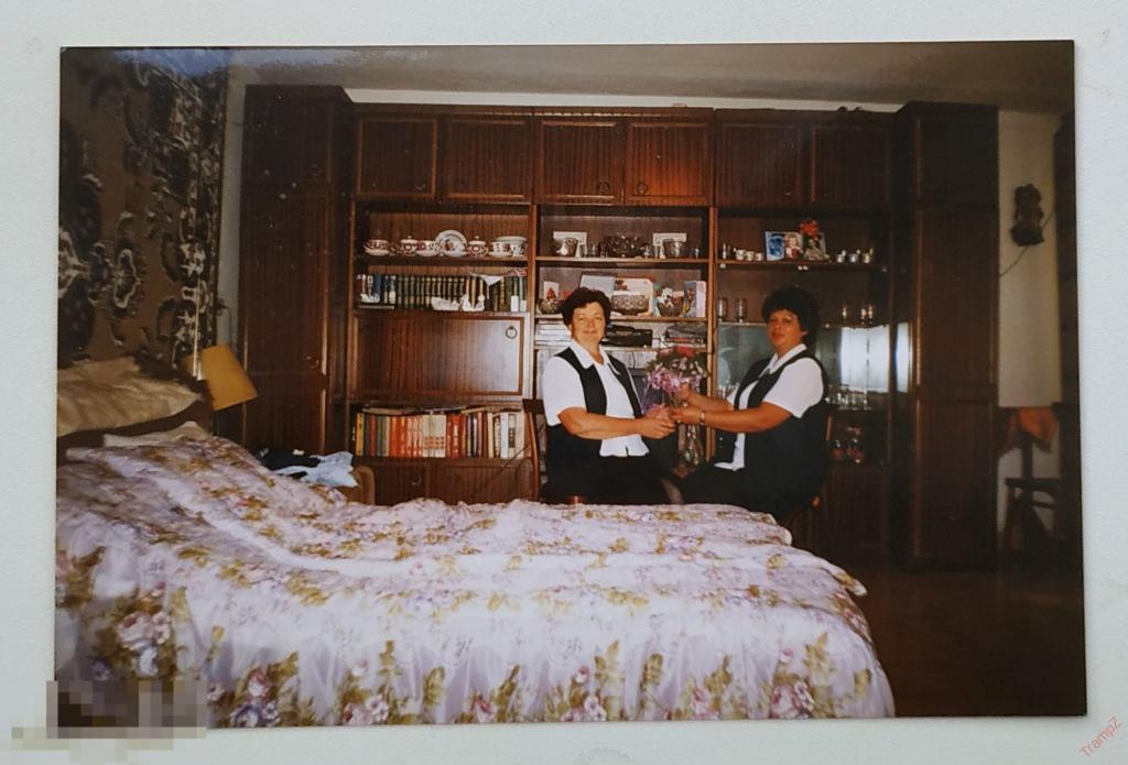 Фотография цветная интерьер, шкаф, кровать, женщины #85* 